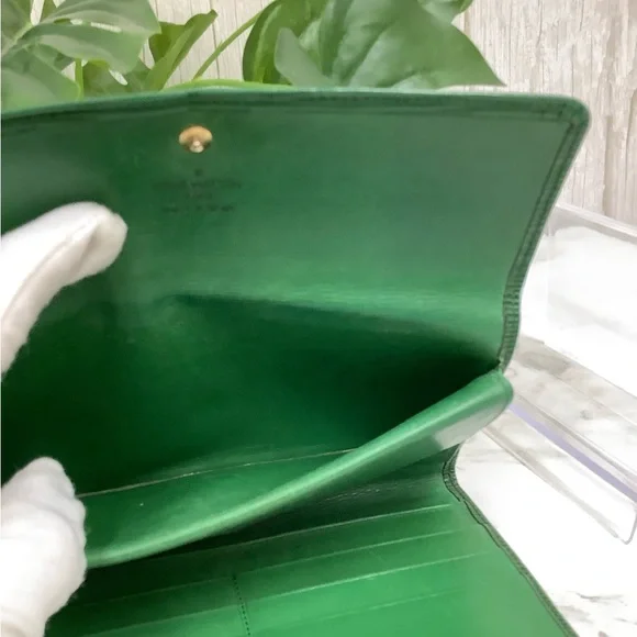 GUC Louis Vuitton Green Epi Sarah Wallet - Picture 5 of 8